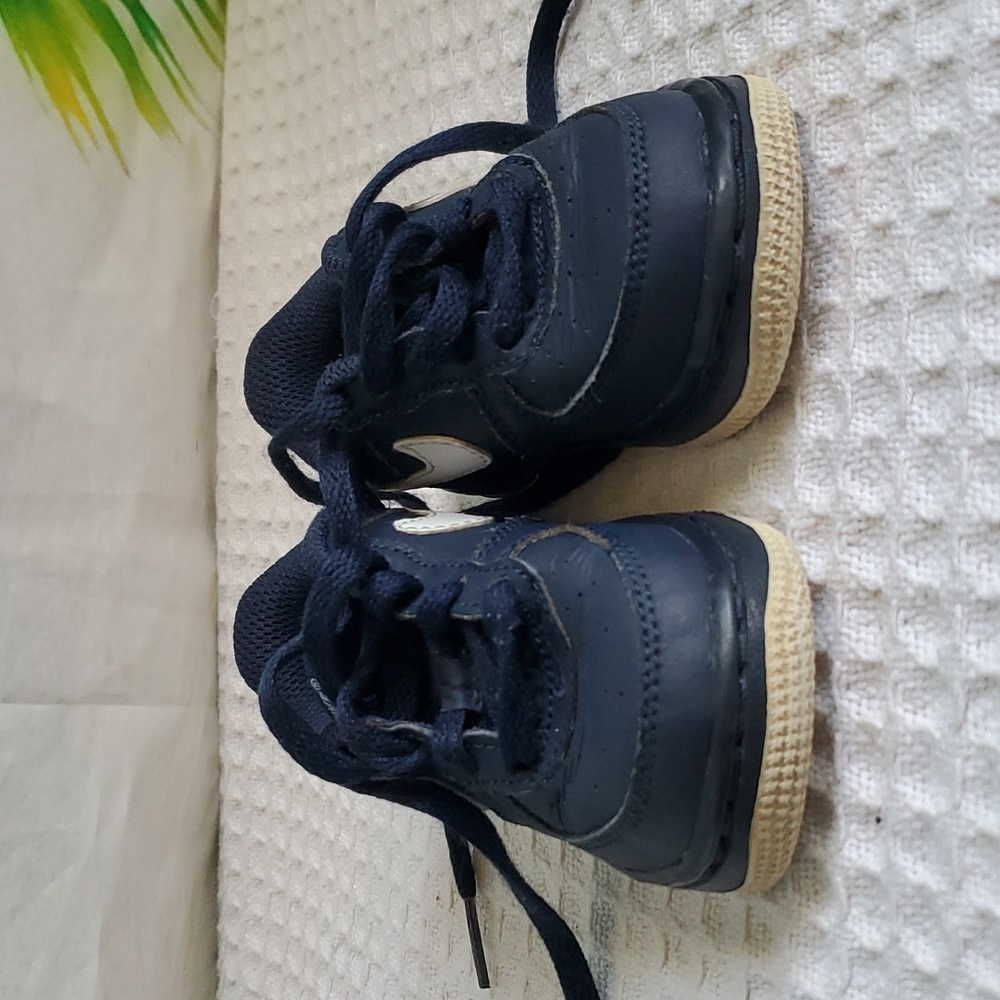 Toddler Nike sneakers size 5C - Picture 2 of 8